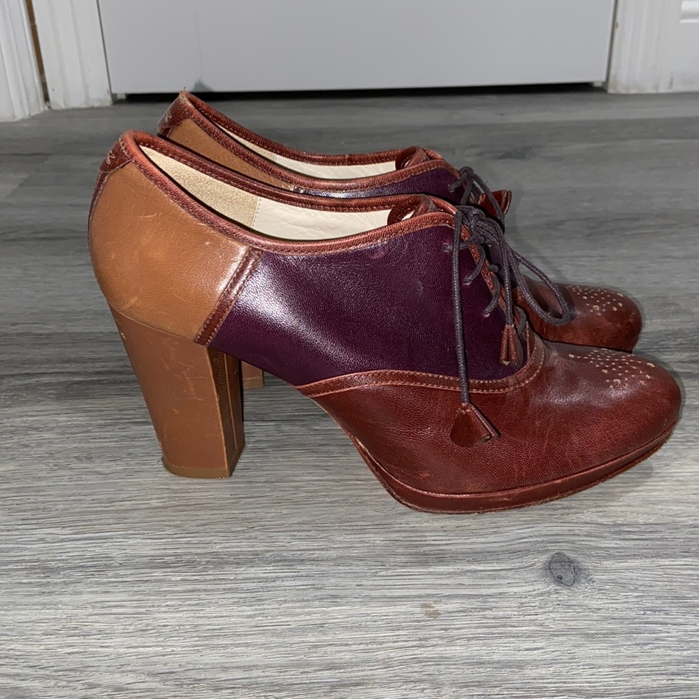 Lacoste Paris Women’s Heeled Leather Oxford size 9